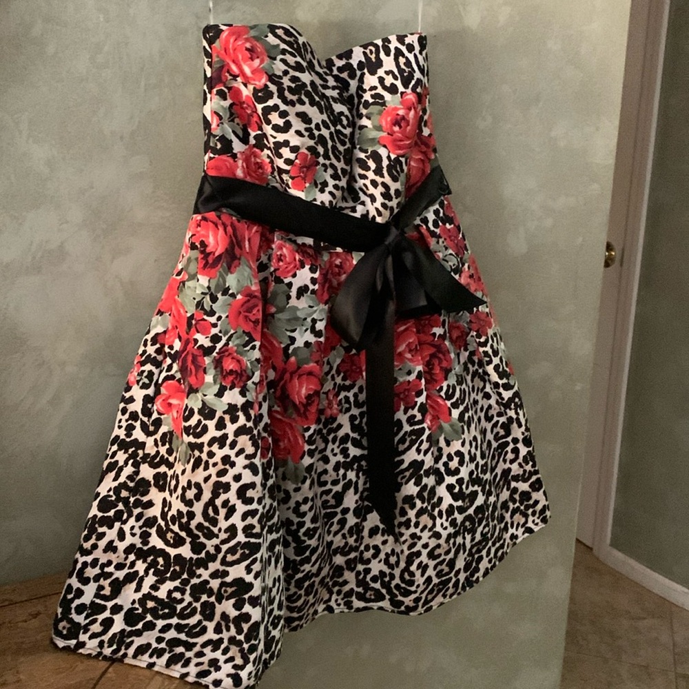 Juniors strapless mini dress, zipper back
